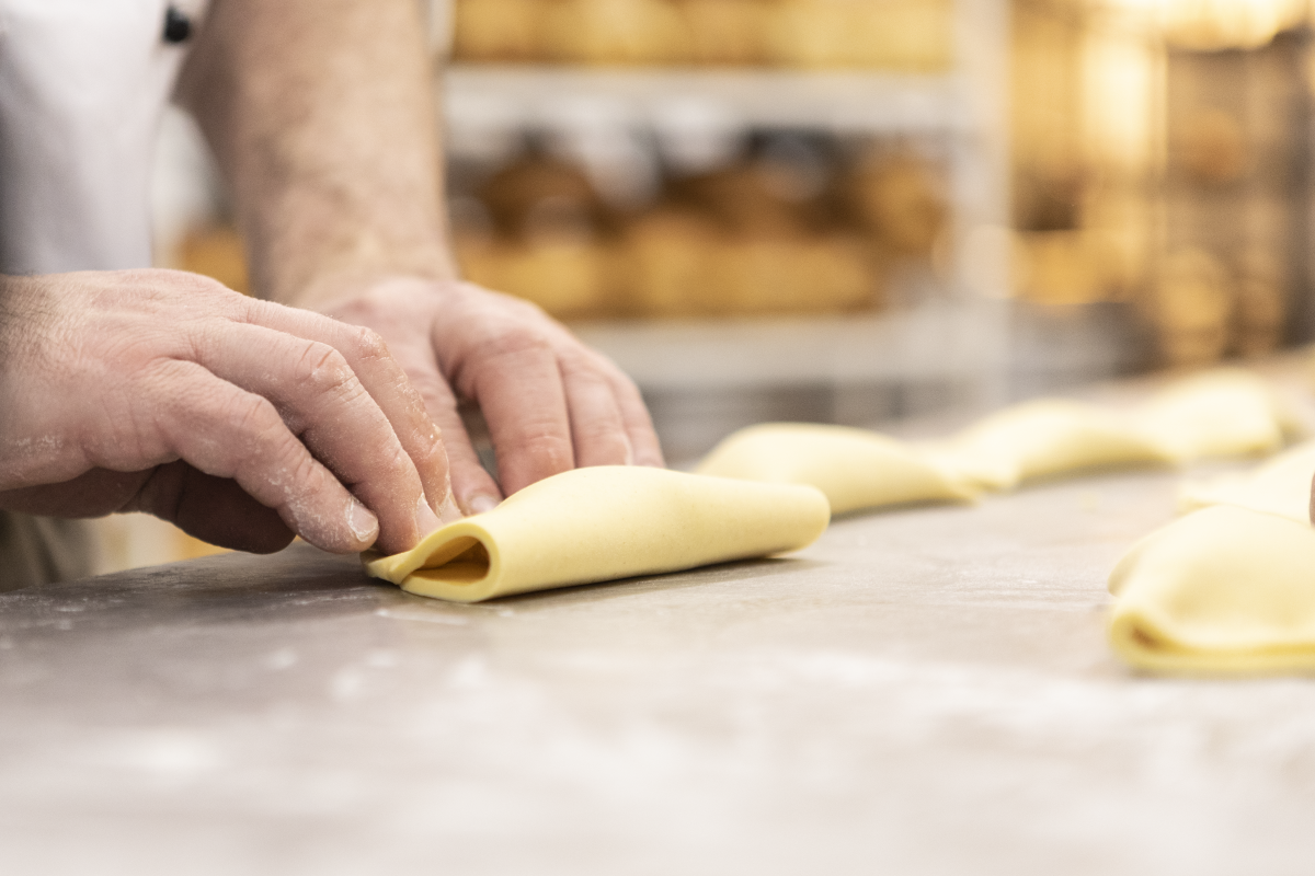 Mani piegano la pasta sfoglia