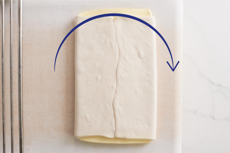 Pasta lievitata sfogliata - incidere l'impasto e ruotare