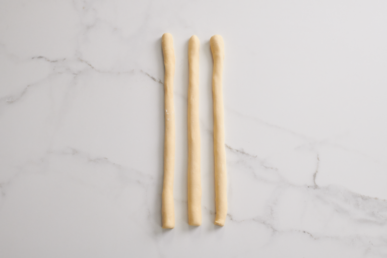 Tre strisce di pasta brioche