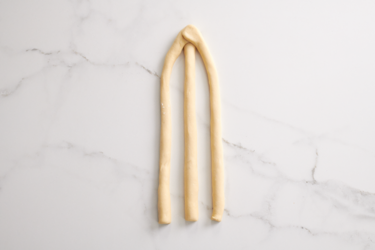 Tre strisce di pasta brioche