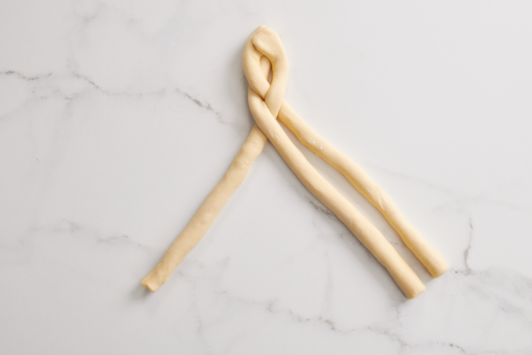 Formazione treccia di pasta brioche
