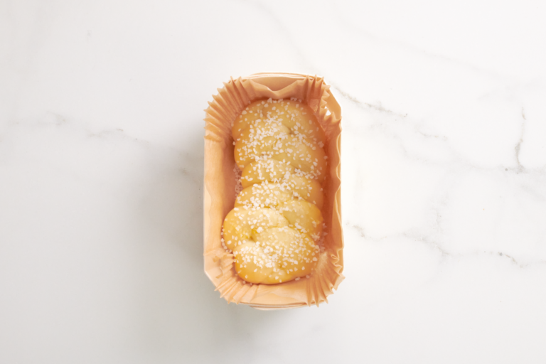 Treccia di pasta brioche cruda con zucchero perlato