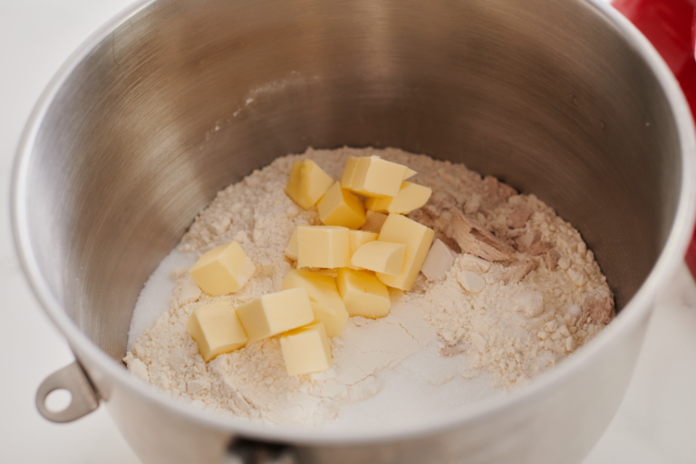 Ingredienti pasta lievitata sfogliata in planetaria