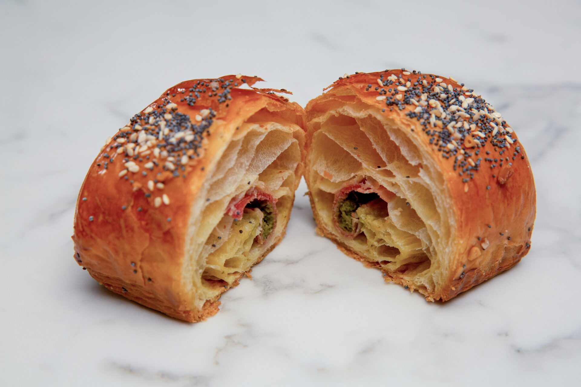 Pain au chocolat pesto e prosciutto di Parma
